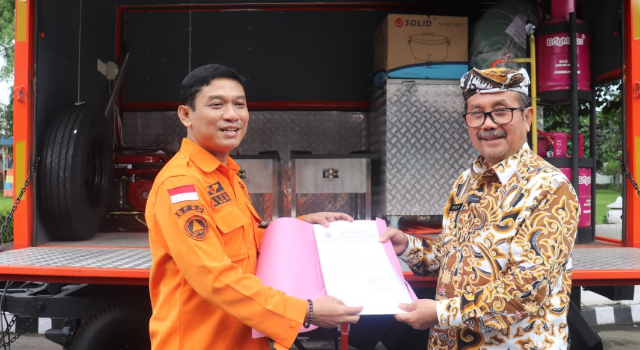 BPBD Kabupaten Cirebon Terima Trailer Dapur Keliling BNPB