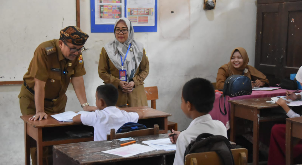 Monitoring Ujian Sekolah Tingkat SD, Bupati Imron: Harus Melanjutkan ke Jenjang Lebih Tinggi