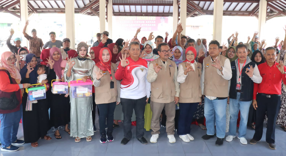 Program Mubeng, Pemkab Cirebon Bagikan Bantuan Rutilahu dan Sembako