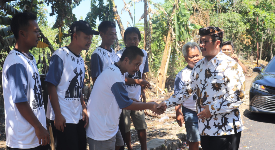 Apresiasi Warga Tegalwangi Swadaya Perbaiki Jalan, Bupati Cirebon Langsung Berikan Bantuan