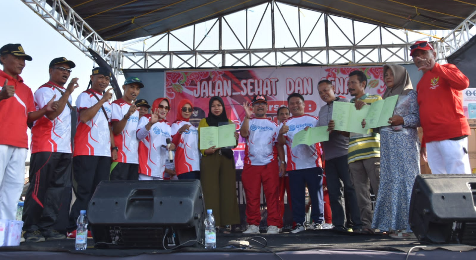 Bupati Imron Ikuti Senam Bersama Sekaligus Bagikan Sertifikat Tanah di Kecamatan Waled