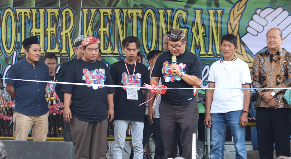 Resmikan Paguyuban Angklung, Bupati Imron: Teruslah Kembangkan Seni Budaya Kabupaten Cirebon