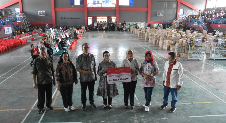 Serahkan Bantuan dari Kemensos RI, Pemkab Cirebon Berupaya Terus Tekan Angka Kemiskinan Ekstrem