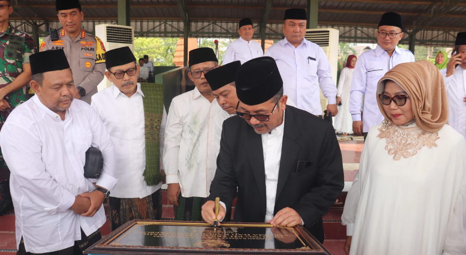 Peringati HSN, Bupati Imron Resmikan Penamaan Aula KH. Abbas Abdul Jamil Asrama Haji Kabupaten Cirebon