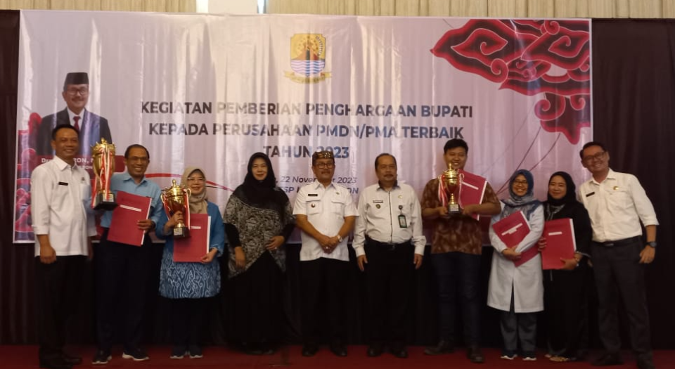 Bupati Berikan Penghargaan kepada Perusahaan PMDN/PMA Terbaik