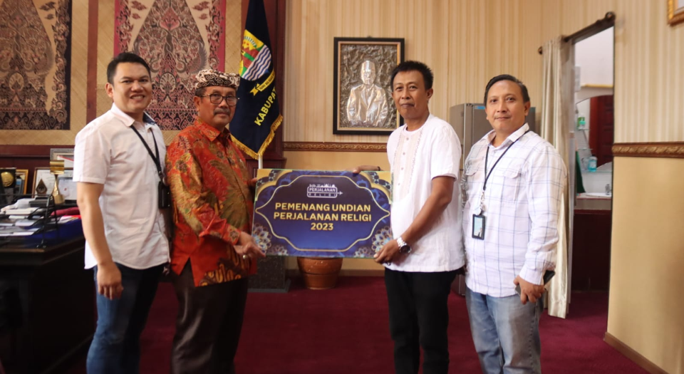 Bupati Imron Serahkan Hadiah Umroh untuk Nasabah Bank BJB