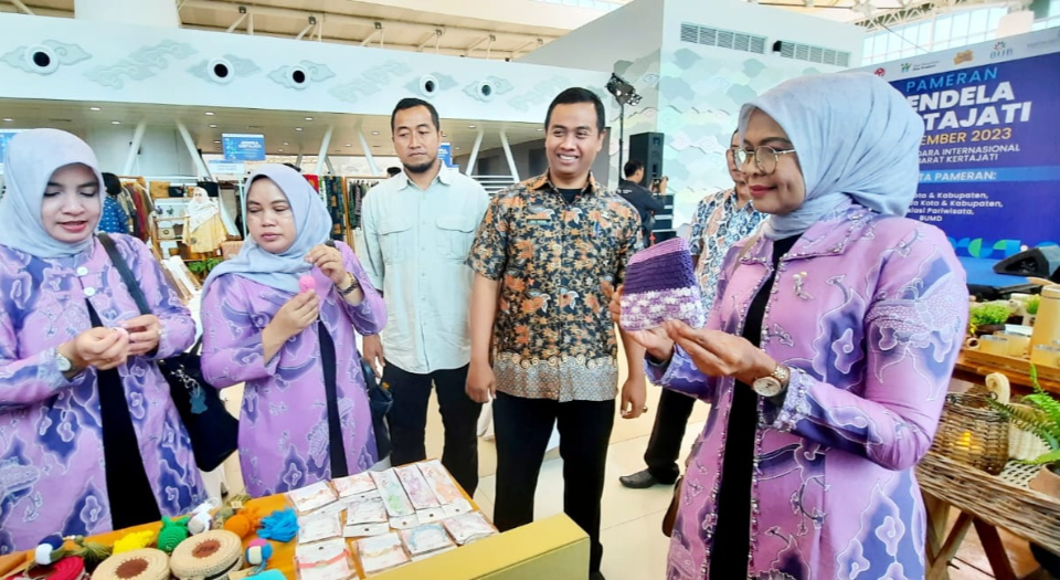 Bawa Produk IKM Mendunia, Dekranasda Kabupaten Cirebon Ikut Pameran Jendela Kertajati