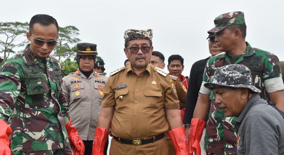 Sering Dilanda Banjir, Aliran Sungai Sigranala di Desa Pegagan Kidul Dibersihkan