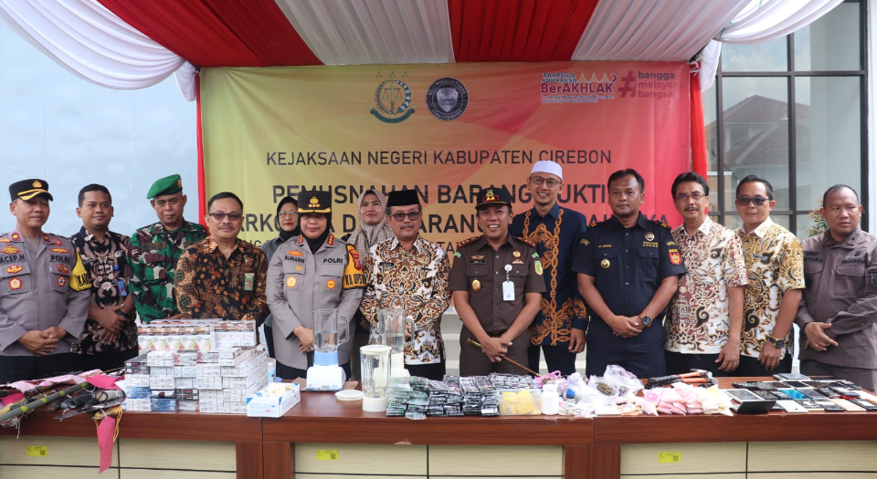 Bupati Imron Bersama Kejari Kabupaten Cirebon Musnahkan Barang Bukti Narkoba