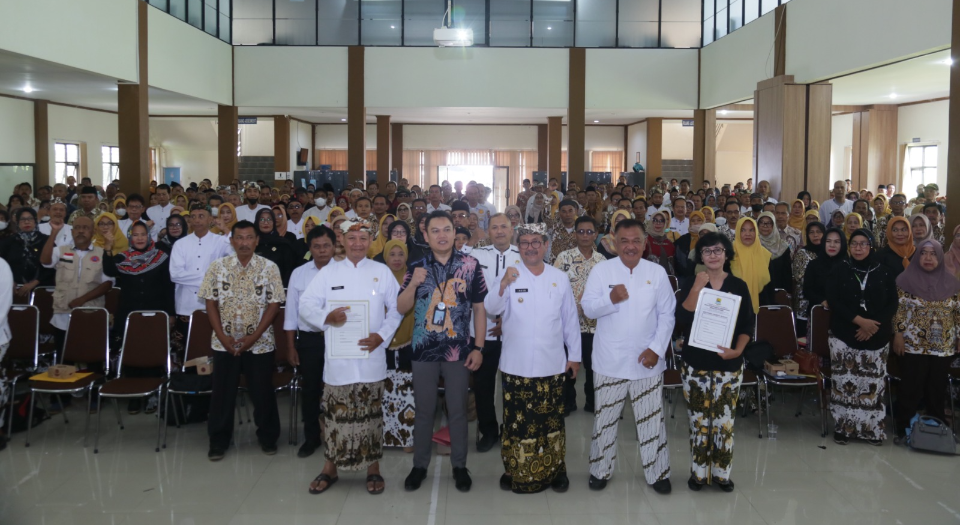 Serahkan Surat Keputusan Pensiun kepada 440 PNS, Bupati Imron: Tetaplah Berkontribusi dan Berkarya