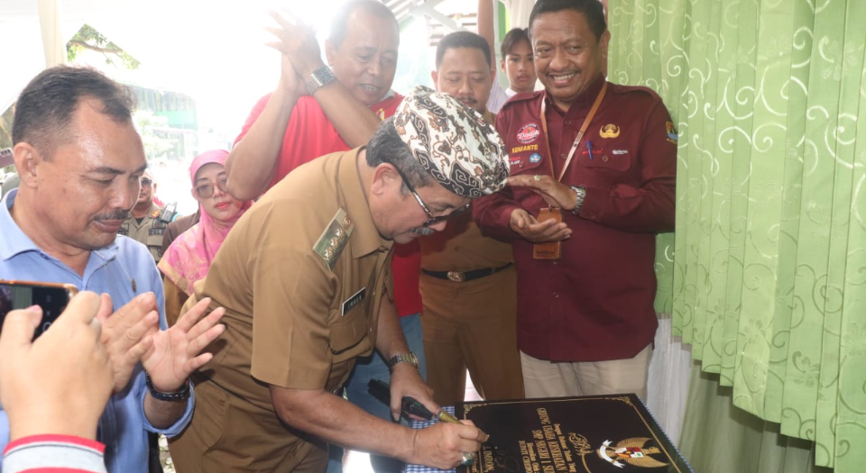 Tingkatkan Kesehatan dan Kesejahteraan Peserta Didik, Bupati Imron Resmikan UKS SMPN 1 Sumber