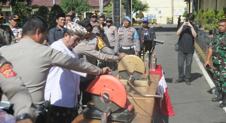 Ribuan Barang Bukti Botol Miras dan Knalpot Brong Dimusnahkan