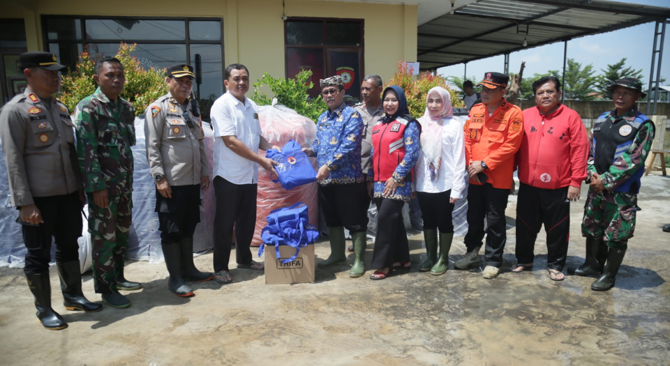 Tinjau Korban Banjir, Bupati Cirebon Imron Berikan Bantuan